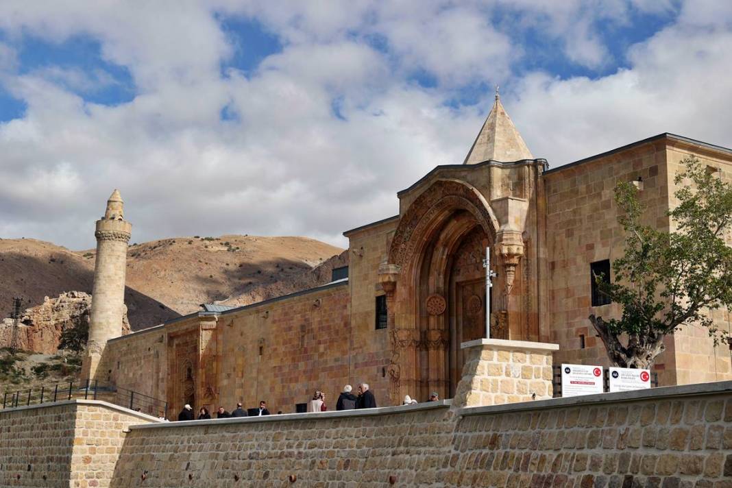 Bir dönemin akıl hastanesiydi: Ziyaretçi akını yaşanıyor! Aynı zamanda ibadethane, 9 yıllık restorasyon sona erdi 8